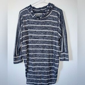 Market & Spruce Navy and White Knit Top